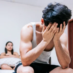 Homem Na cama Sem ereção preocupado